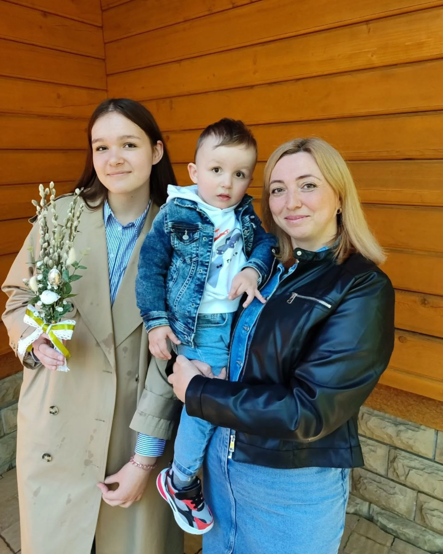 Лук'ян Снітинський з мамою Наталією та сестрою